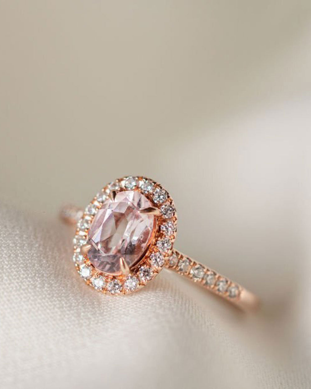 Chiếc nhẫn màu vàng hồng, đính đá CZ