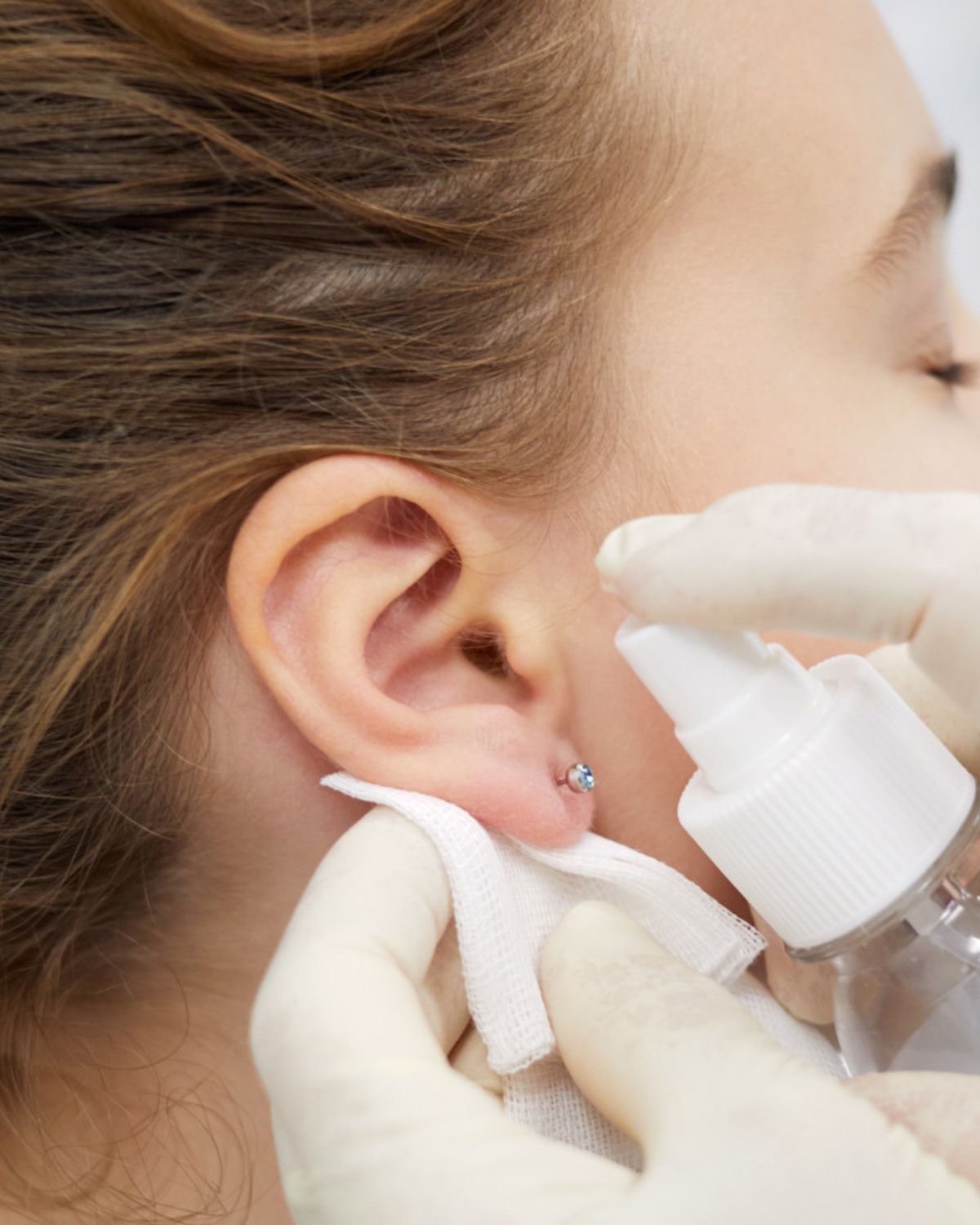 bấm khuyên tai bao lâu thì tháo được