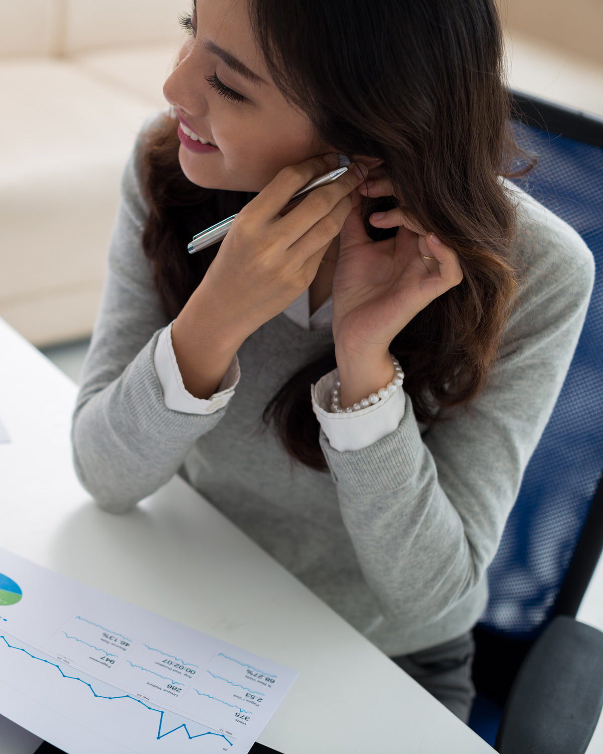 cách tháo khuyên tai tròn