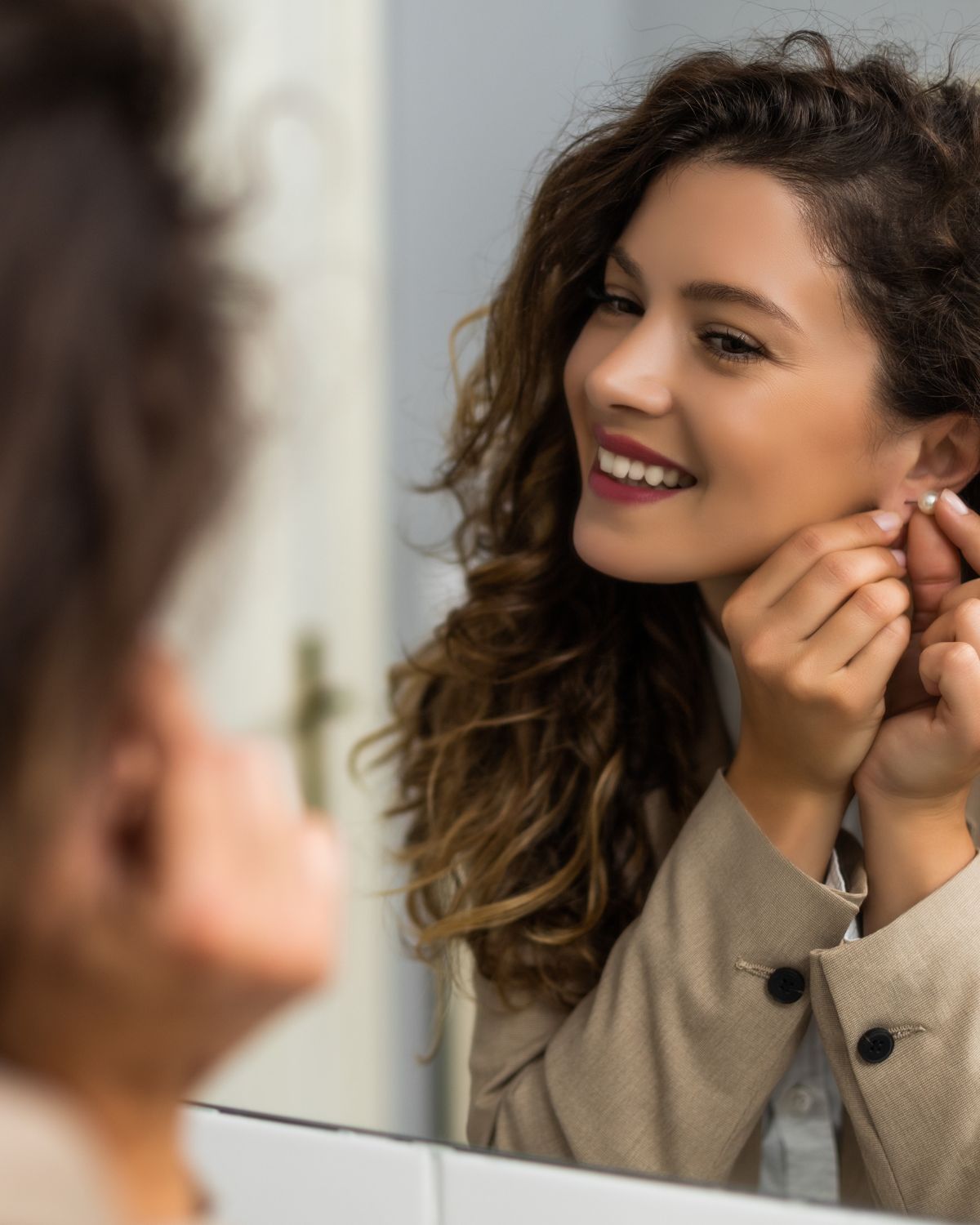 có nên đeo khuyên tai thường xuyên