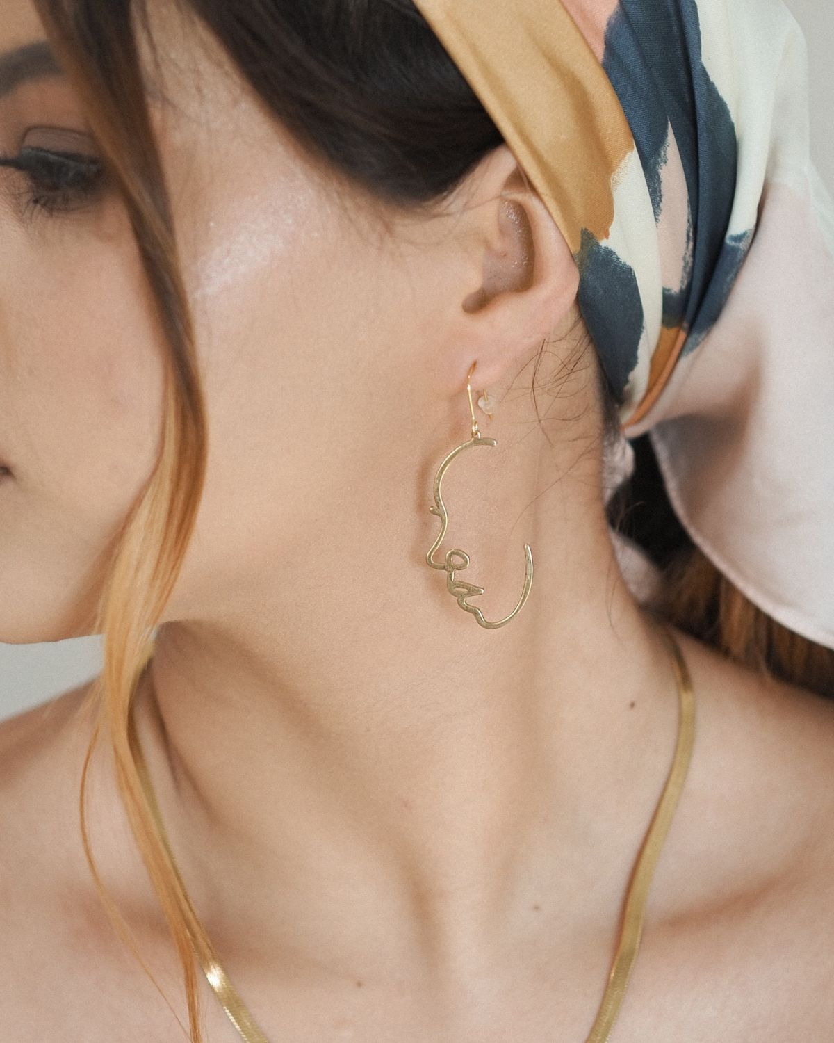 con gái đeo khuyên tai một bên