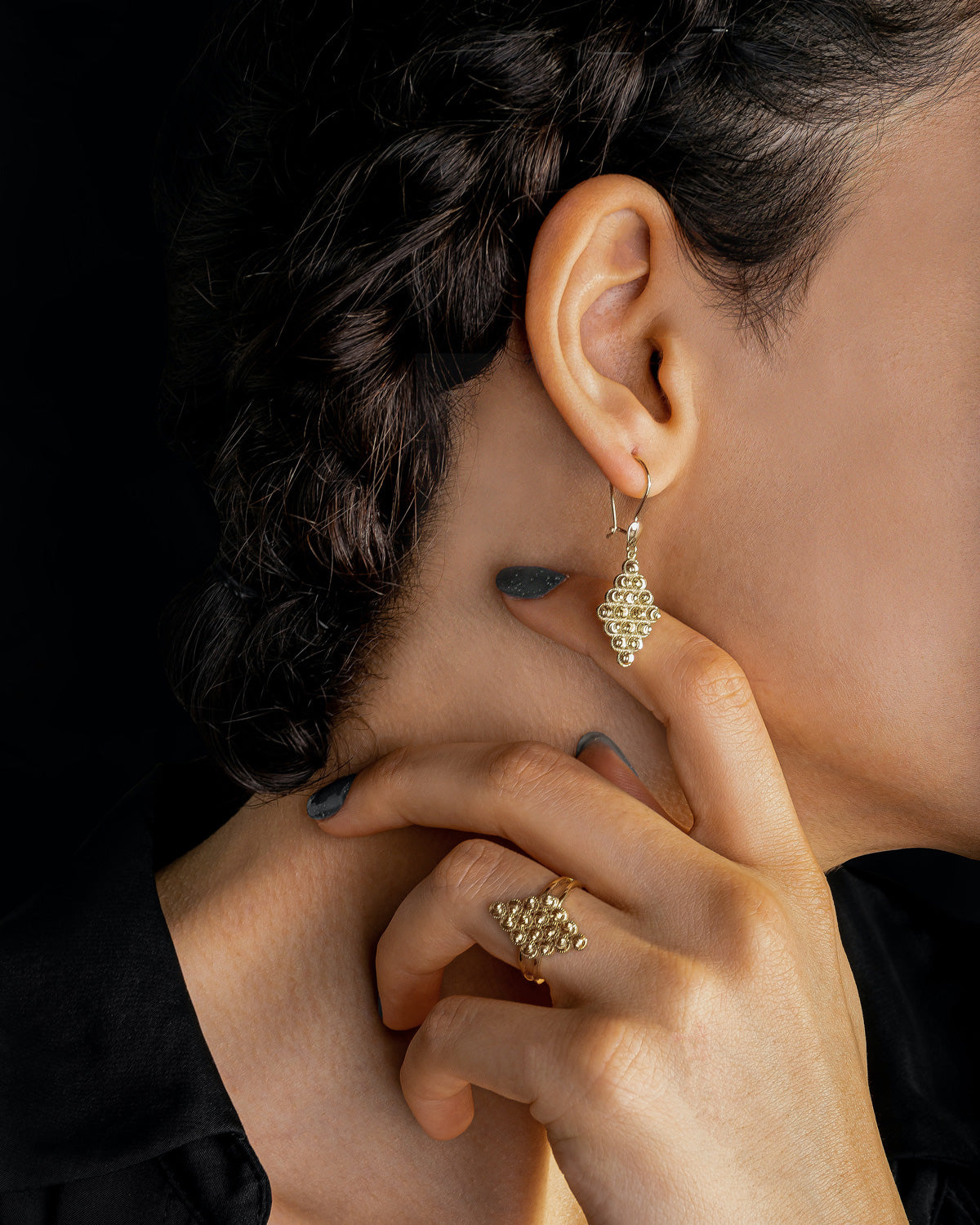 đeo bông tai bên phải có ý nghĩa gì