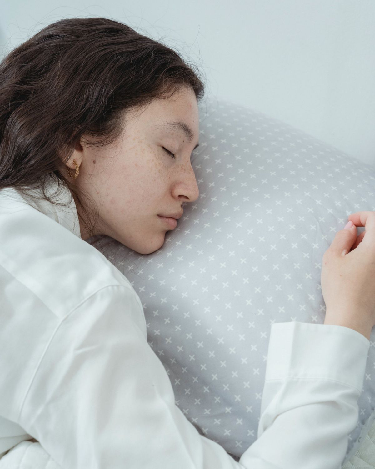 Đeo Hoa Tai Khi Ngủ