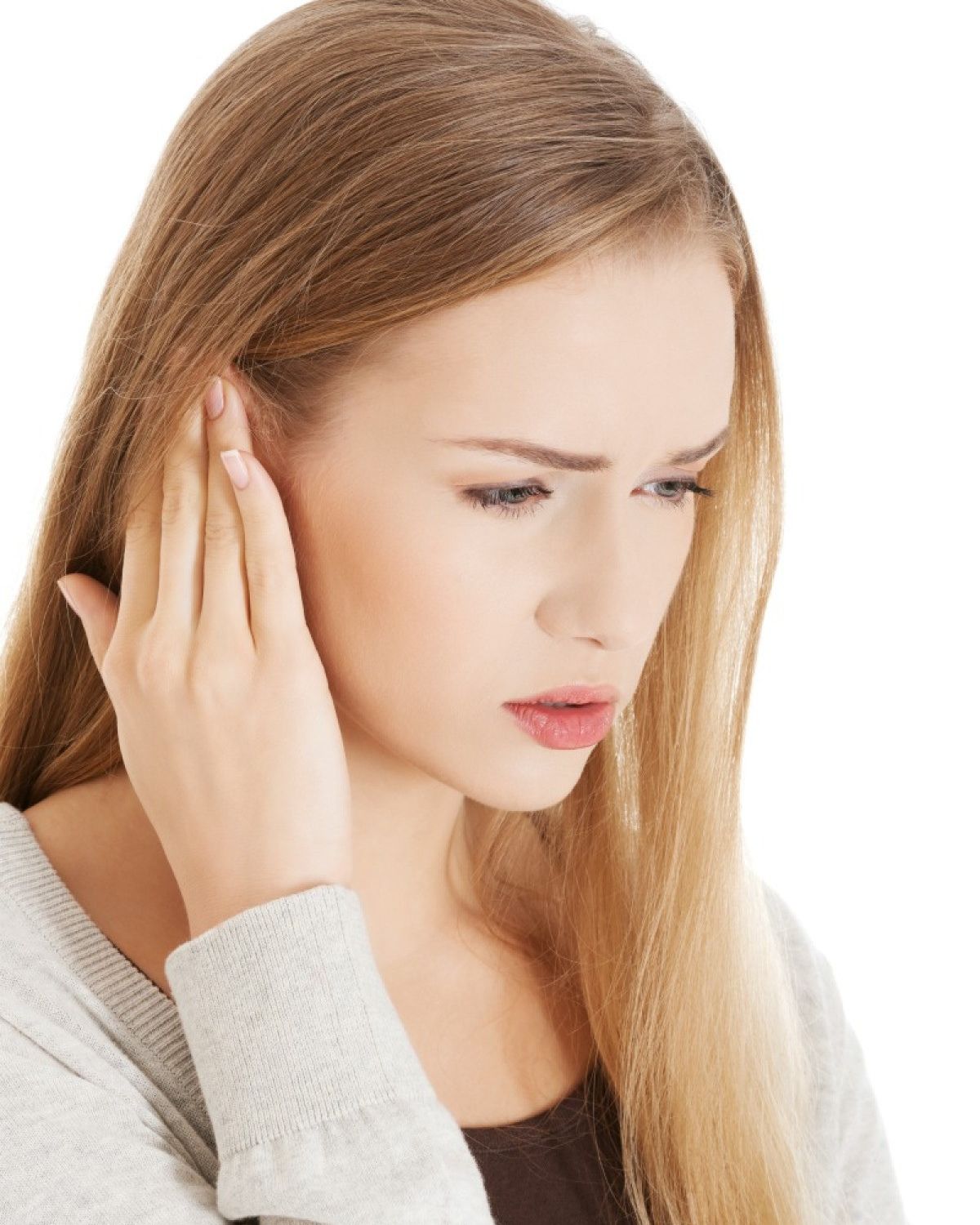 đeo khuyên tai bạc bị ngứa