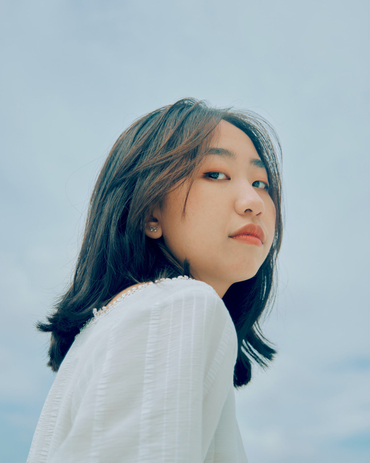 đeo khuyên tai nam châm có hại không