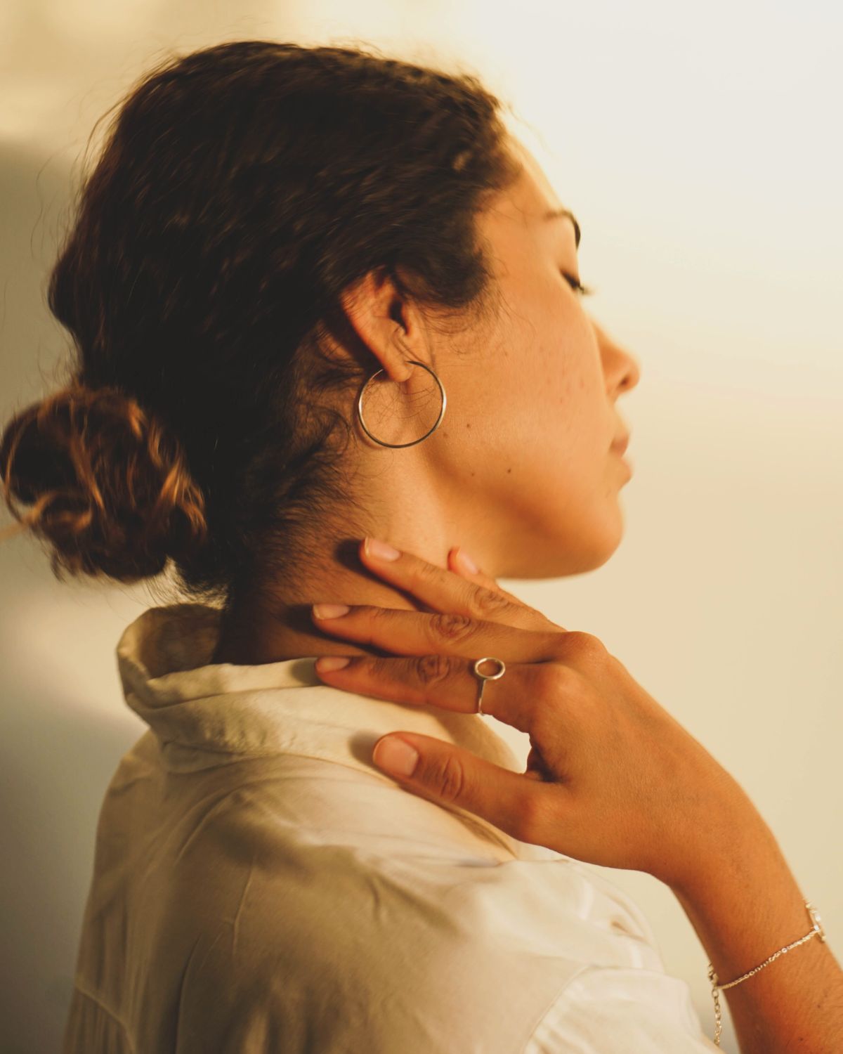 Đeo khuyên tai tròn