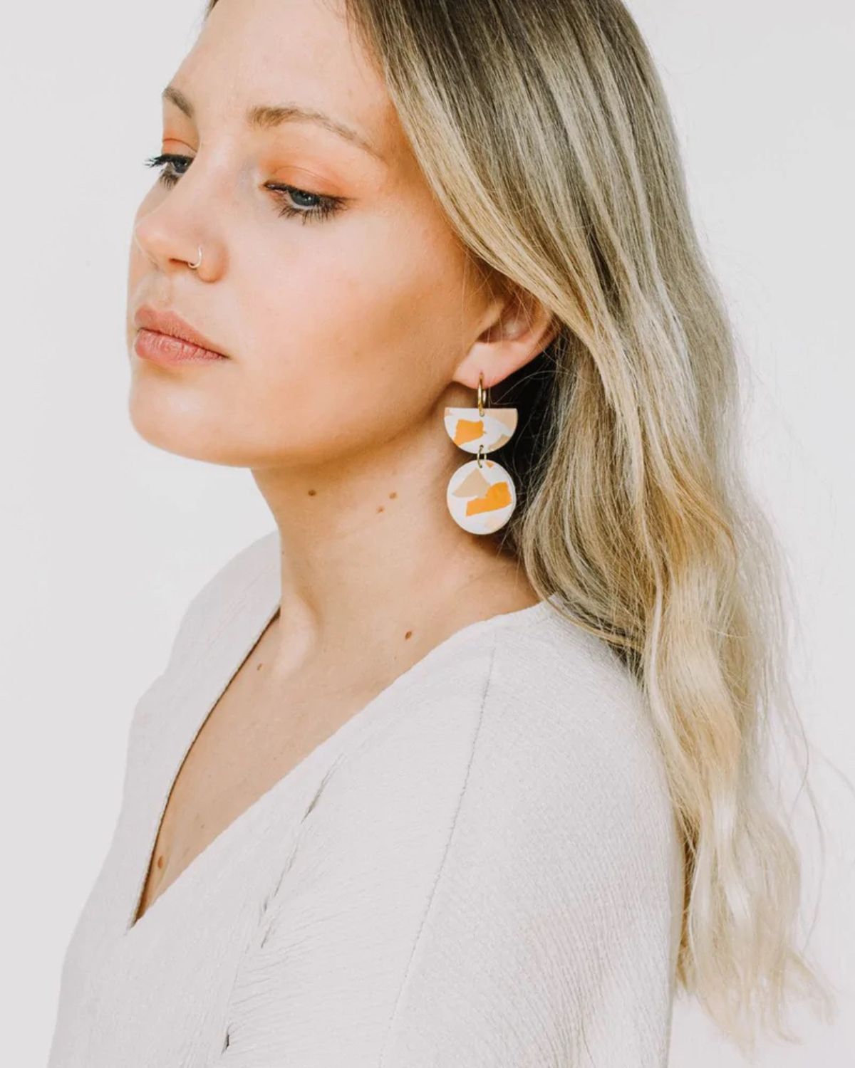 khuyên tai nhựa có tốt không