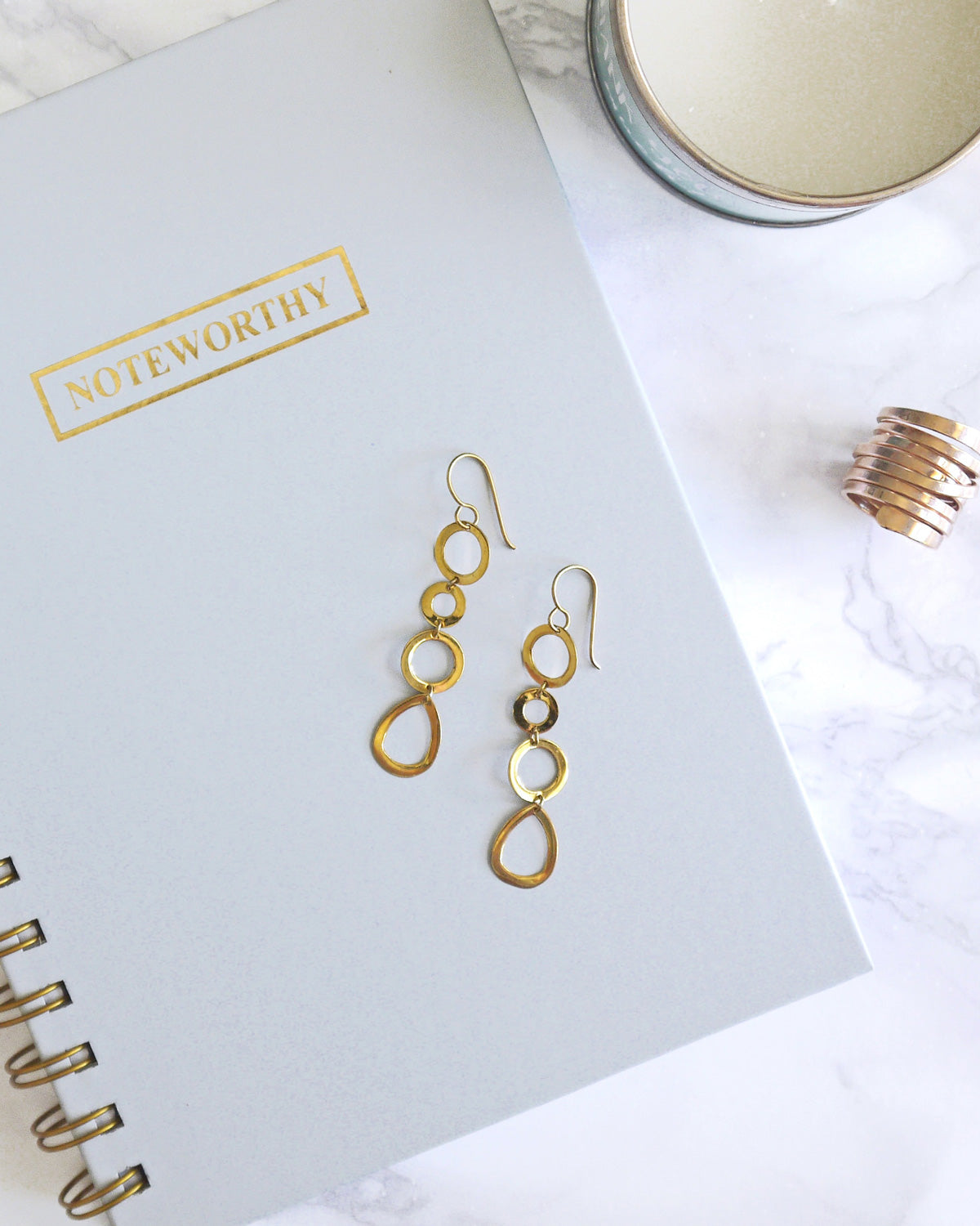 khuyên tai titan có tốt không