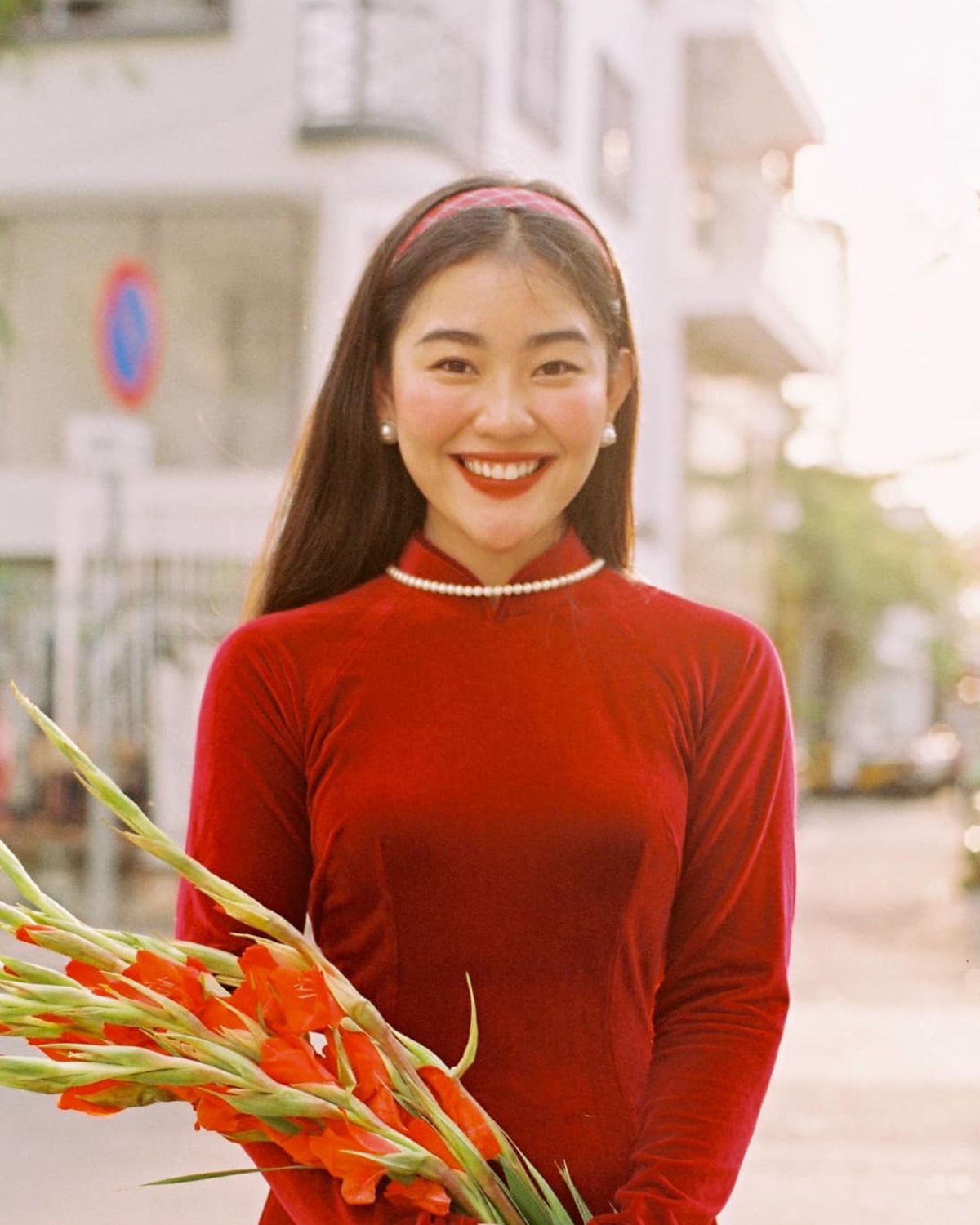 mặc áo dài đeo bông tai gì