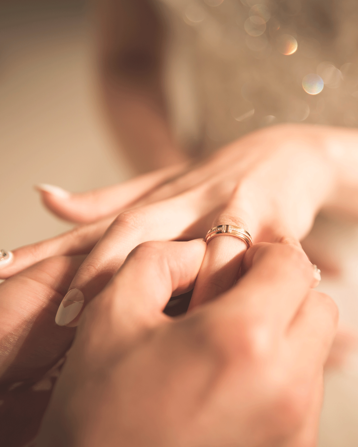 nhẫn đính hôn và nhẫn cưới