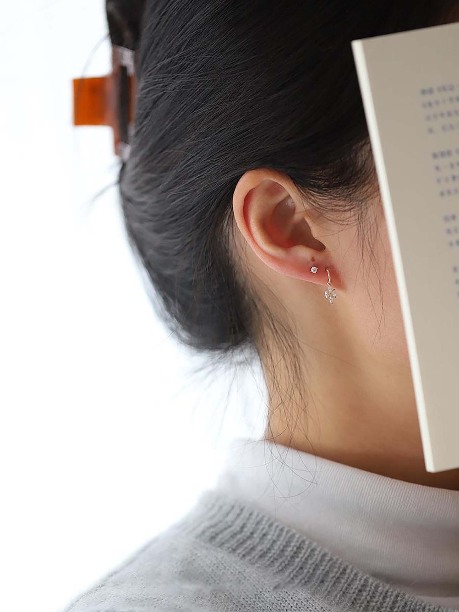 Cô gái đeo bông tai hình thoi