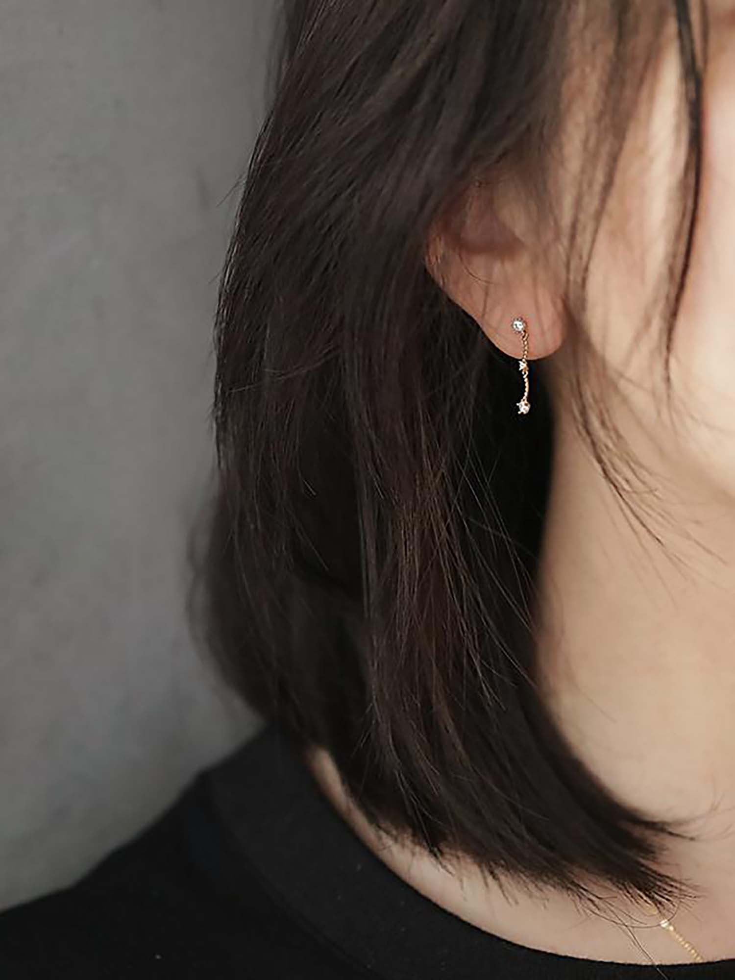 Cô gái đeo bông tai dài bạc mạ vàng