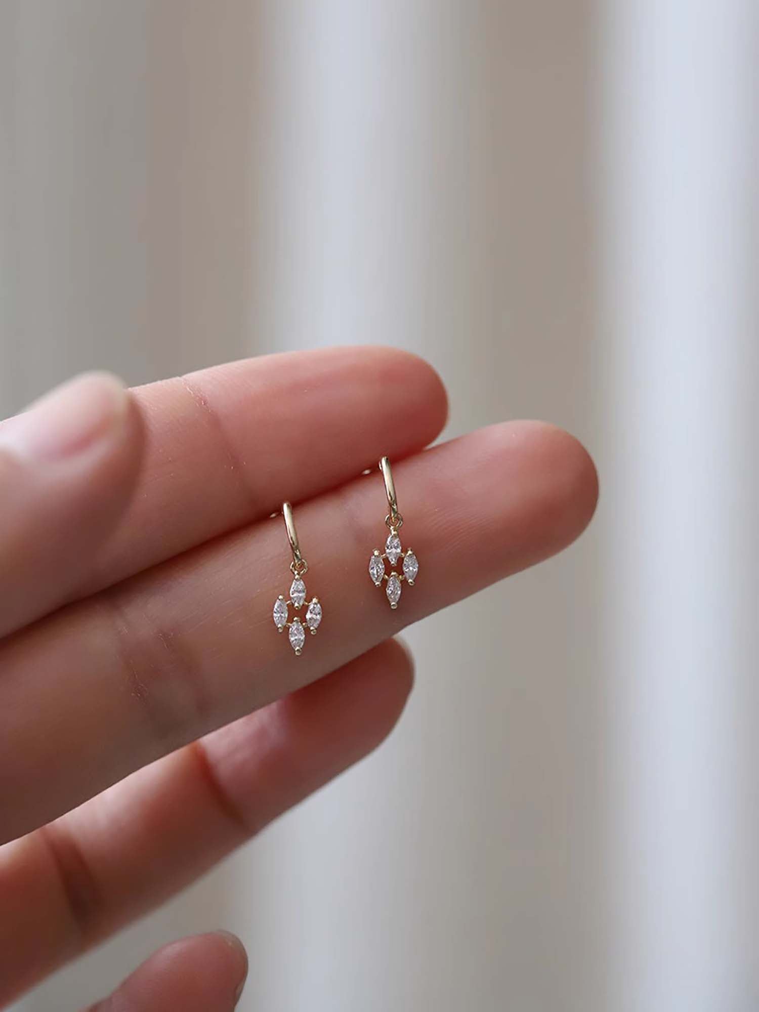 Bông tai đính đá hình thoi