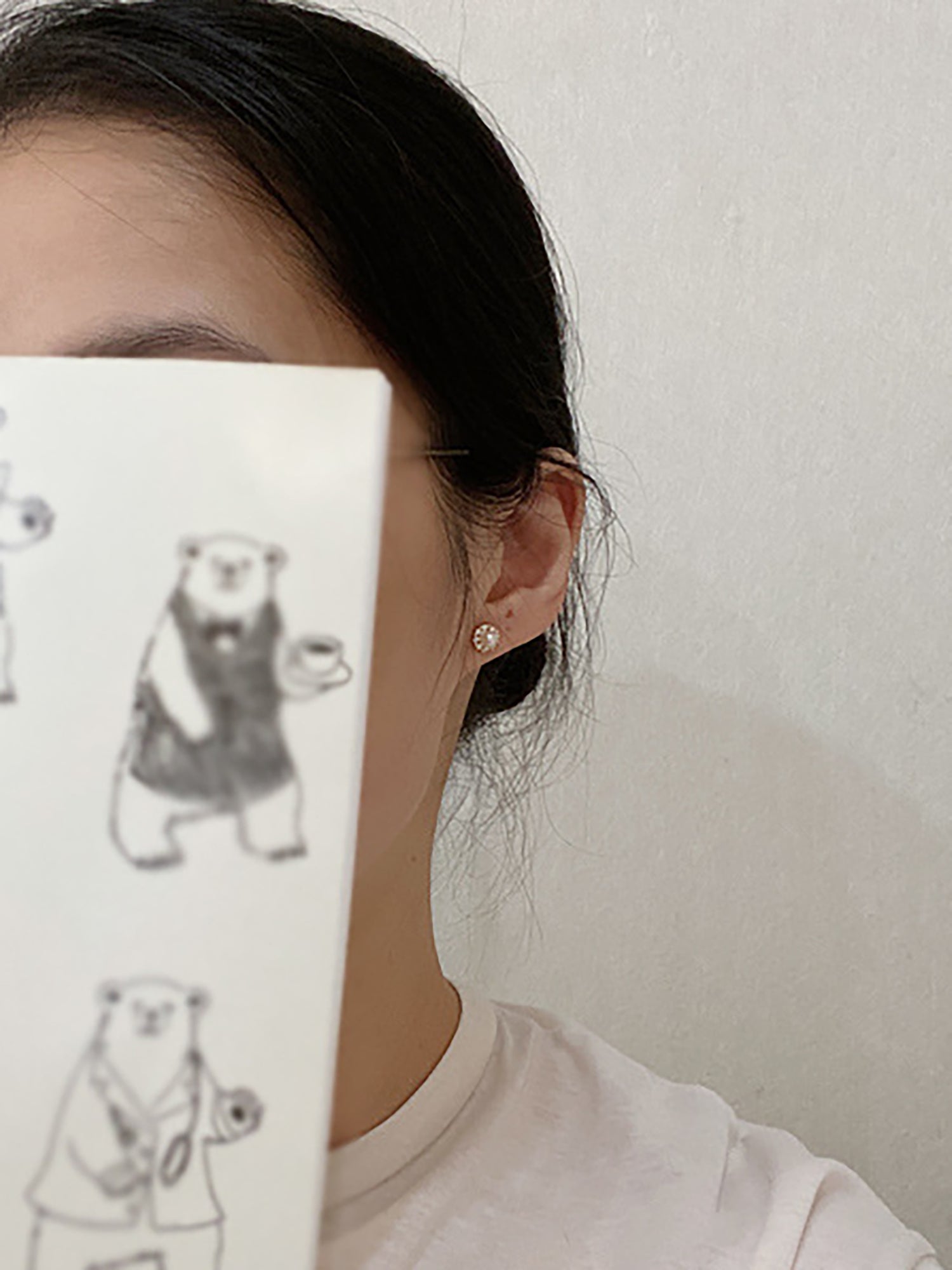 Cô gái đeo bông tai nụ