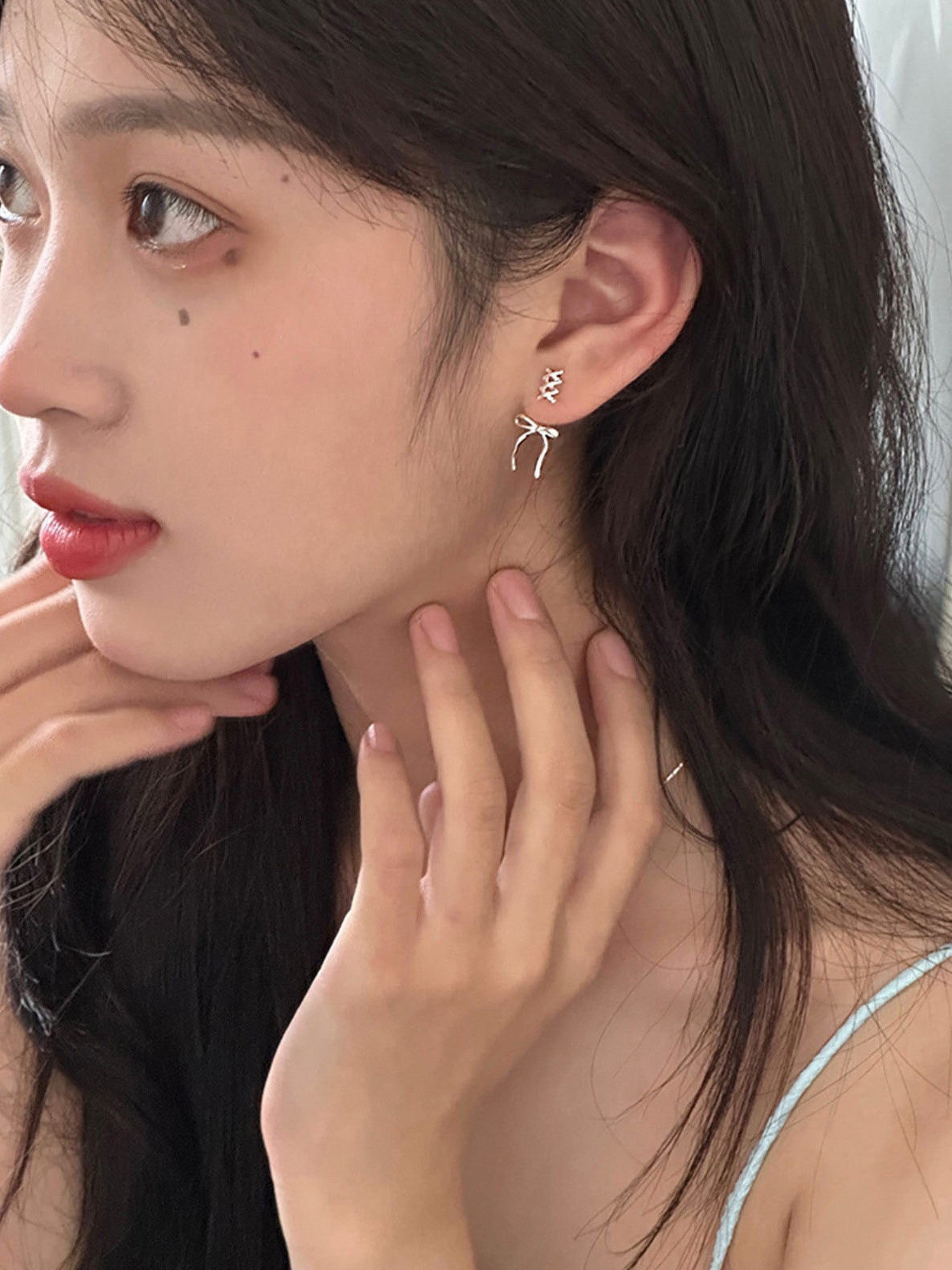 màu bạc của chiếc bông tai