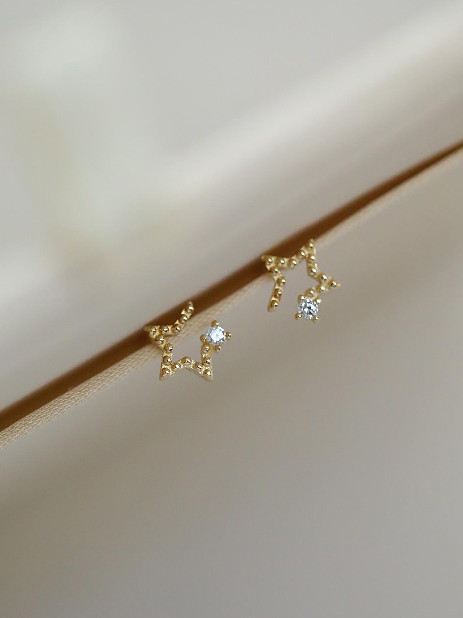 Bông tai đính đá hình ngôi sao