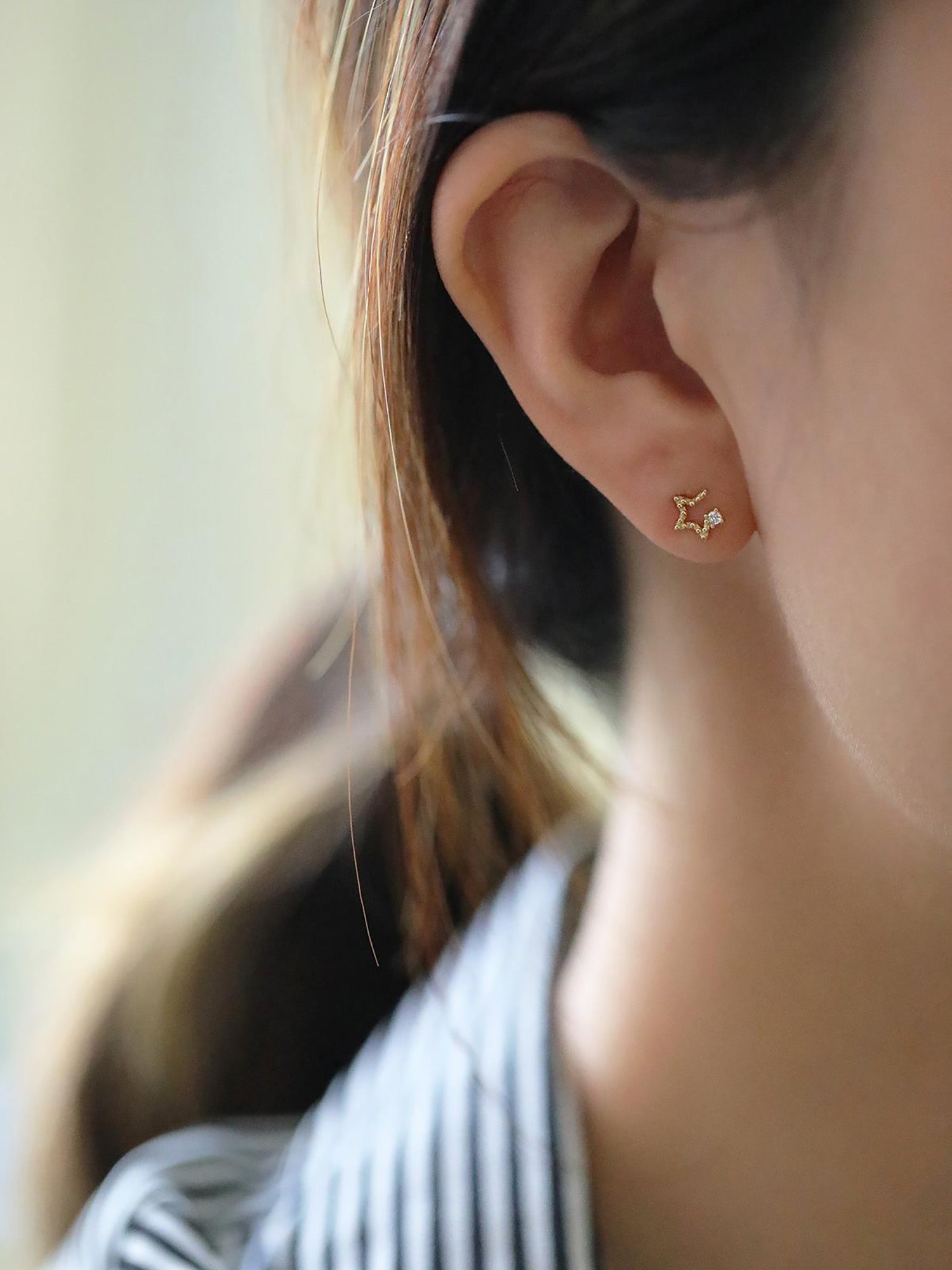 Cô gái đeo hoa tai ngôi sao bạc 925