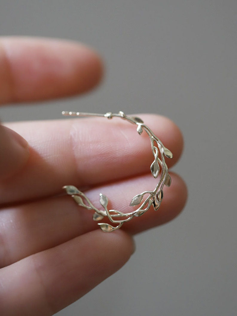 kích thước so với bàn tay của bông tai