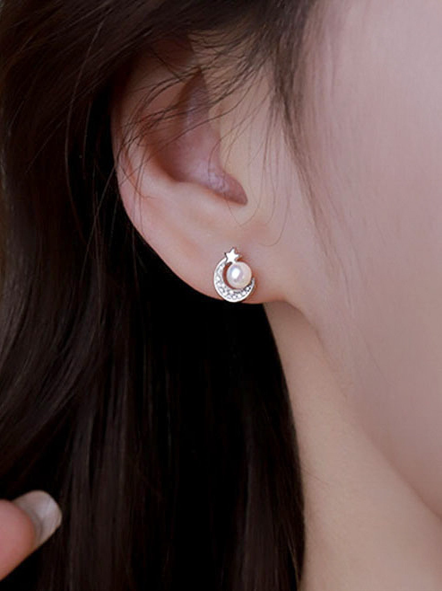 bông tai khi được xỏ tai