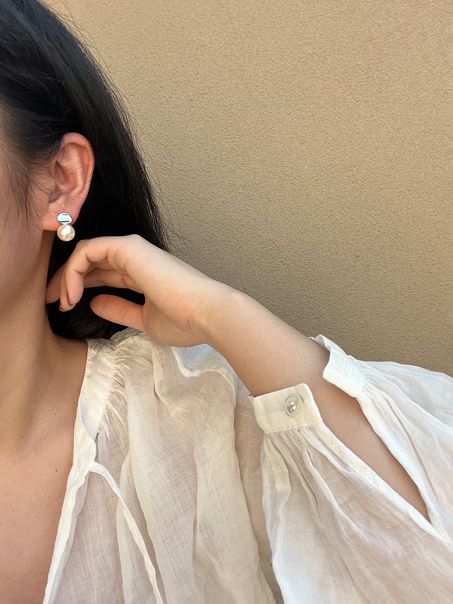 sự sang trọng được miêu tả qua bông tai ngọc trai