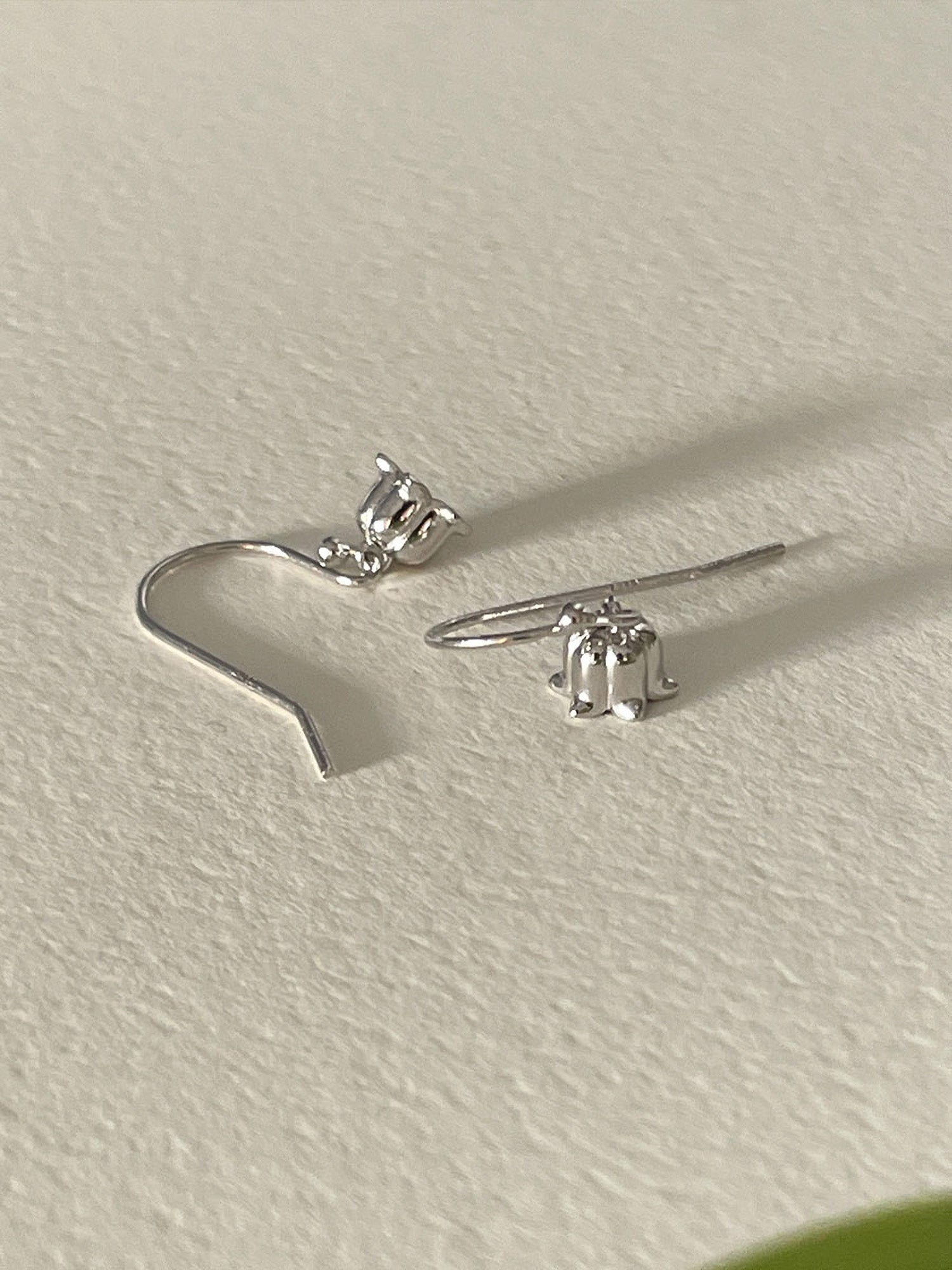 chi tiết của đôi bông tai bạc