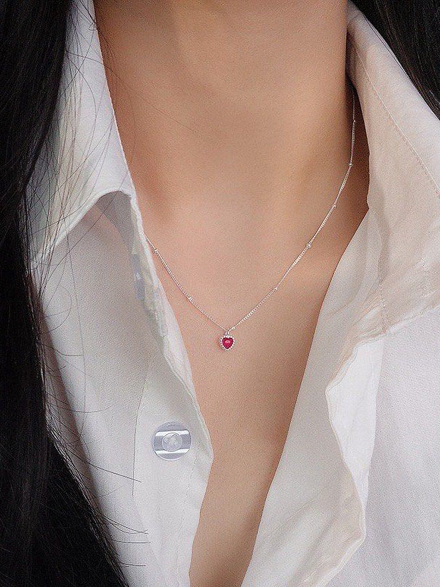 dây chuyền nhỏ nhắn dễ thương khi đeo trên cổ