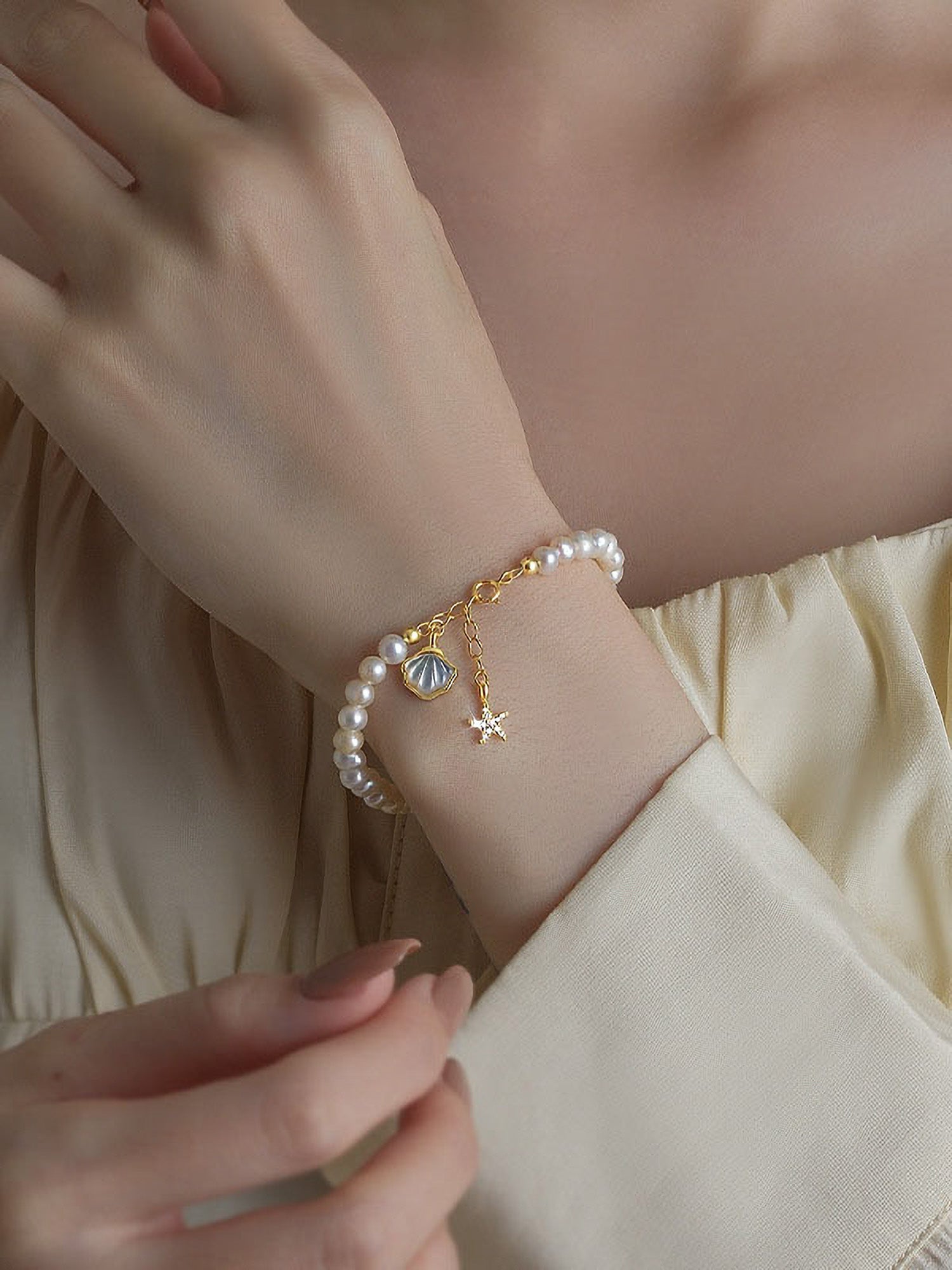 được gắn thêm đá zirconia tạo cho chiếc vòng trở nên sang trọng hơn