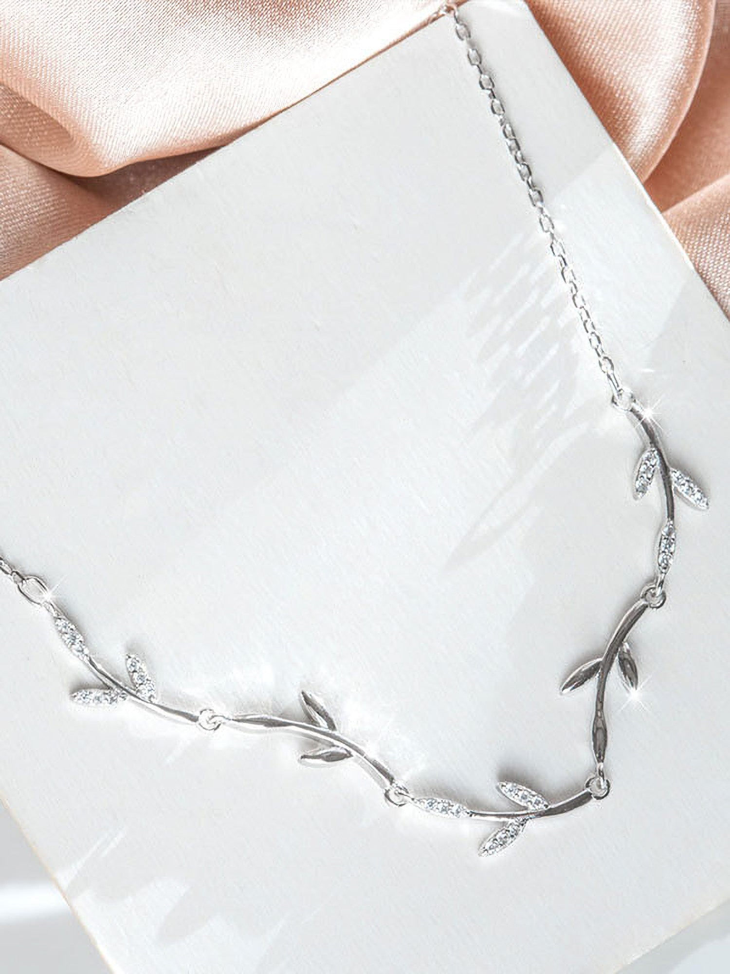 những chi tiết kì công của chiếc vòng