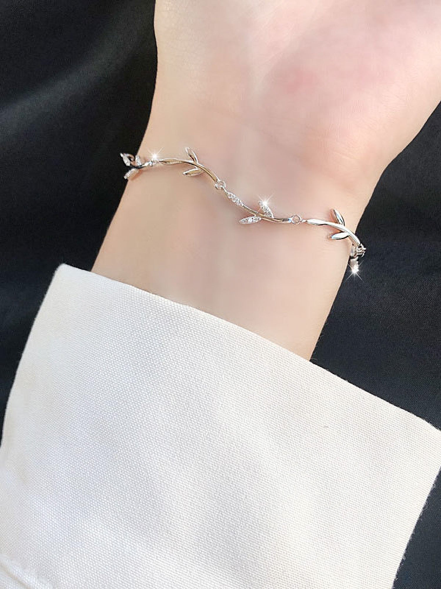vong tay bạc kết hợp với sự tinh xảo của đá zirconia