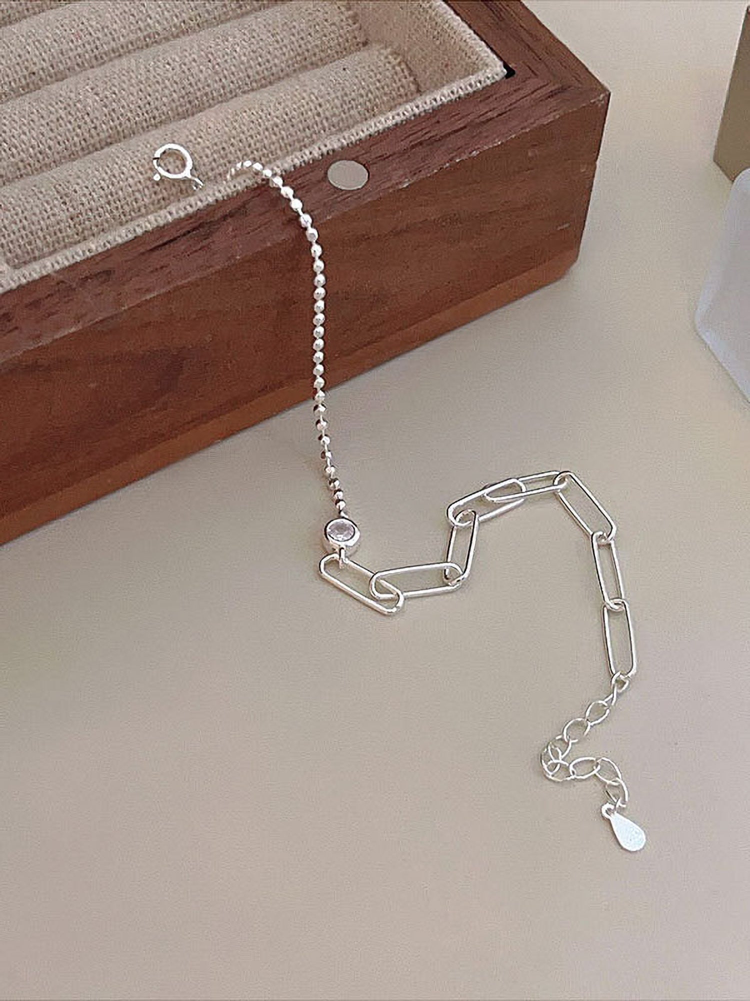 từng chi tiết của chiếc vòng