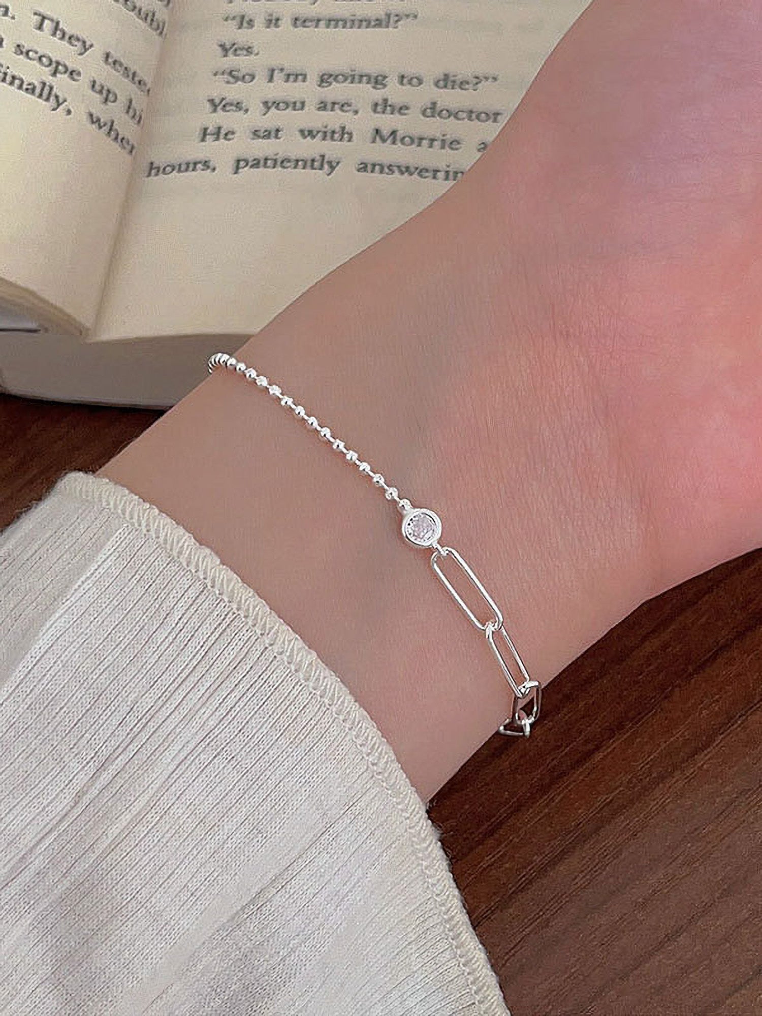 đeo lên tay rất dễ thương