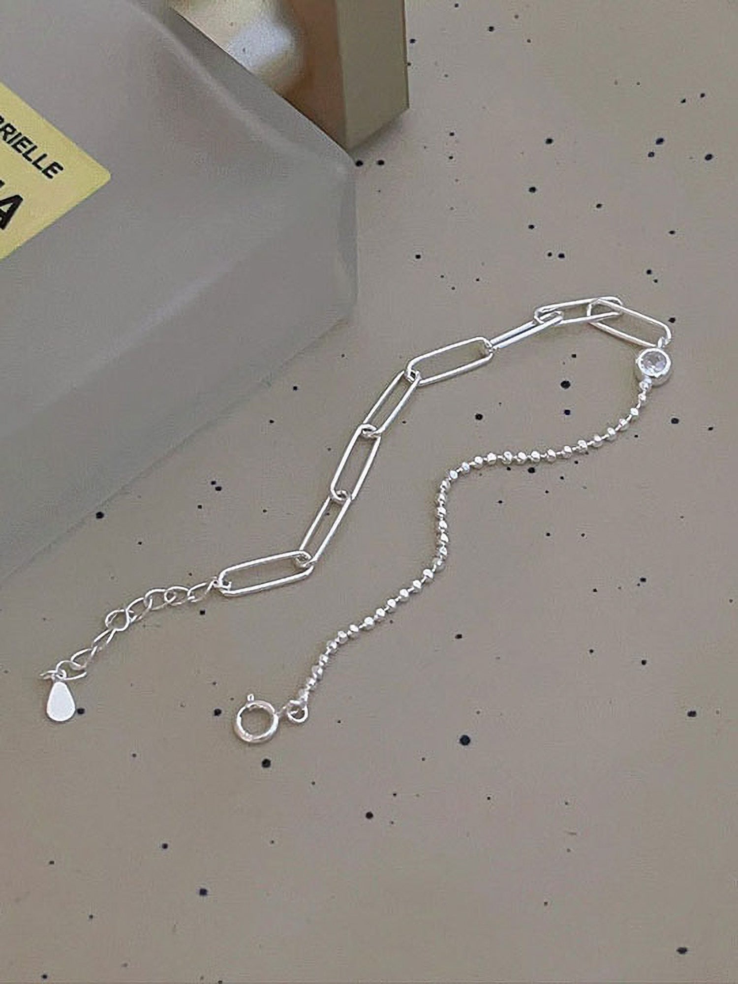 sự kết hợp vô cùng độc đáo tạo lên 1 chiếc vòng sang trọng